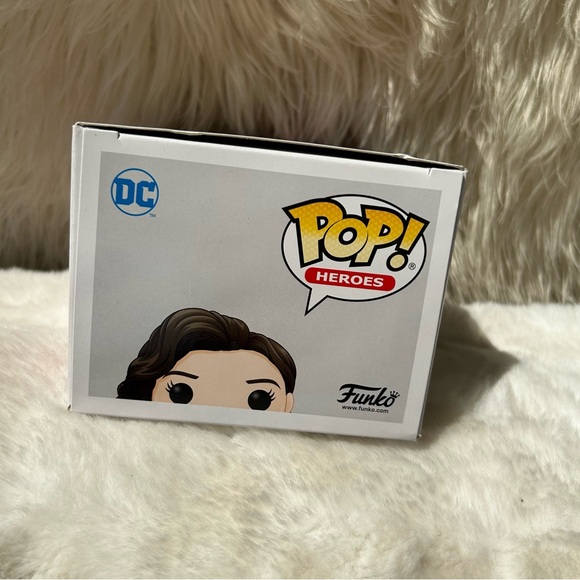Funko Pop WW84 325 Diana Prince Gala Vinyl Figure - NIB - Picture 6 of 7